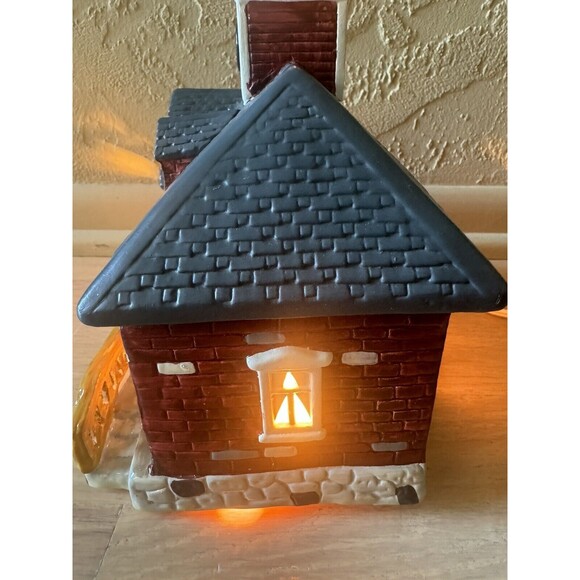 Yuletide Snow Hamlet Merry Town Station Ceramic‎ Christmas Village Lights Up - Picture 13 of 13